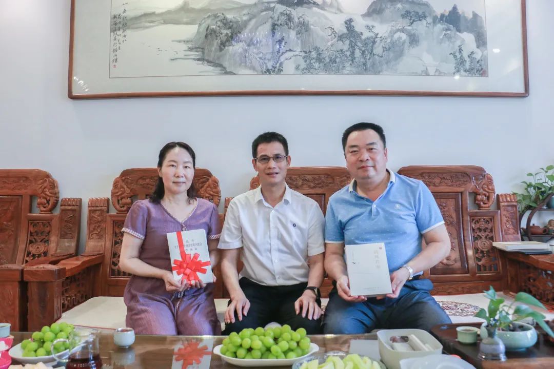 7月27日集團(tuán)公司黨委書記、董事長(zhǎng)蔡勇（中）到閉忠敏家中開(kāi)展廉政家訪并贈(zèng)送家風(fēng)家訓(xùn)書籍
